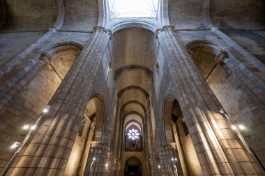 Porto, Portekiz - 10 Ağustos 2024: Porto Katedrali Se do Porto. Katedral şehrin en eski anıtlarından biridir..
