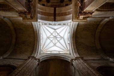 Porto, Portekiz - 10 Ağustos 2024: Porto Katedrali Se do Porto. Katedral şehrin en eski anıtlarından biridir..