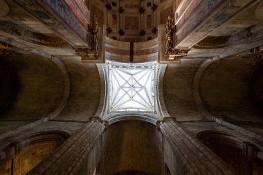 Porto, Portekiz - 10 Ağustos 2024: Porto Katedrali Se do Porto. Katedral şehrin en eski anıtlarından biridir..