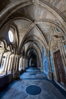 Porto, Portekiz - 10 Ağustos 2024: Porto Katedrali Se do Porto. Katedral şehrin en eski anıtlarından biridir..