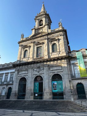 Porto, Portekiz - 10 Ağustos 2024: Trindade Meydanı 'ndaki Kutsal Üçlü Kilisesi, Porto, Portekiz.