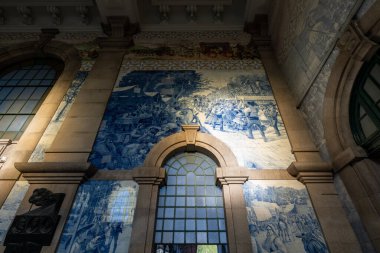 Porto, Portekiz - 11 Ağustos 2024: Porto, Portekiz 'deki Porto Sao Bento Minho tren istasyonunun içi.