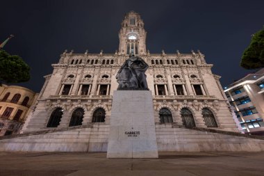 Porto, Portekiz 'de geceleri Porto Belediye Binası' nda. 1900 'lerin neoklasik binası. Siyah mermer giriş salonu ve şehir manzaralı bir saat kulesi var..