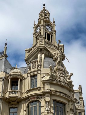 Portekiz Porto şehir meydanında Liberdade heykele ile bir bina ayrıntılarını