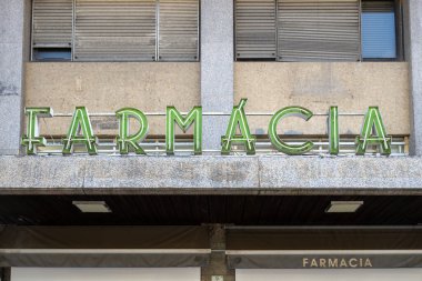 Porto, Portekiz - 12 Ağustos 2024 - Portekiz 'de Art Deco stilinde Farmacia - Eczane İşareti.