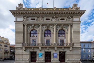 Porto, Portekiz - 13 Ağustos 2024: Portekiz 'in Porto şehrinin merkezindeki Teatro Nacional Sao Joao cephesi.