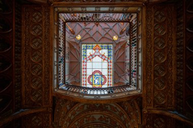 Porto, Portekiz - 13 Ağustos 2024: Porto, Portekiz 'deki Livraria Lello kitapçısının iç görünümü