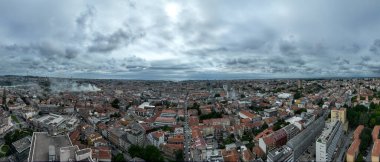 Portekiz 'in Porto şehrinin gökyüzü manzarası.