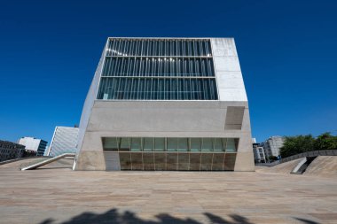 Porto, Portekiz - 14 Ağustos 2024: Portekiz 'in Porto kentindeki Casa da Musica binasının beyaz beton ve camdan yapılmış güzel beyaz cephesi.