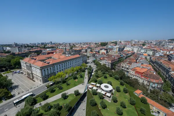 Porto, Portekiz - 10 Ağustos 2024: Portekiz 'in eski Porto (Oporto) kasabasındaki dos papazları kilisesinin kulesinden görüntü.