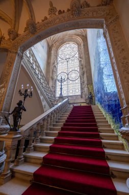 Luso, Portekiz - 15 Ağustos 2024: Palace Hotel do Bussaco ve lüks bahçe manzarası.