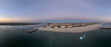 Farol de Aveiro 'da. Aveiro sahilindeki deniz feneri, Atlantik Okyanusu 'nun önünde, Portekiz' in en büyüğü..