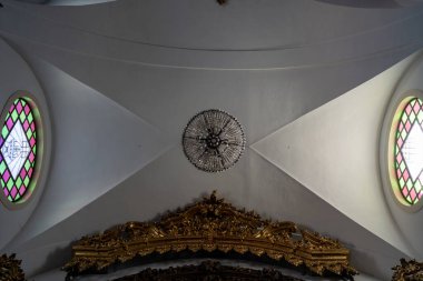 Aveiro, Portekiz - 16 Ağustos 2024: Aveiro 'daki Vera Cruz Kilisesi' nin muhteşem cephesi mimari detayları ve tarihi fayanslarıyla.