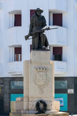 Aveiro, Portekiz - 16 Ağustos 2024: Portekiz 'in Aveiro kentindeki Büyük Savaş Anıtı (Monumento aos Mortos da Grande Guerra).