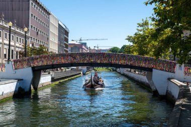 Aveiro, Portekiz - 16 Ağustos 2024: Lacos da Amizade Köprüsü üzerindeki nehir kanalları üzerinde yazılı anıları olan renkli kurdeleler