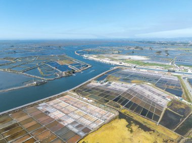 Portekiz, Aveiro 'da geleneksel tuz toplama kampı (Salinas)..