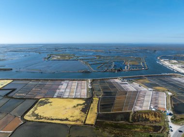 Portekiz, Aveiro 'da geleneksel tuz toplama kampı (Salinas)..