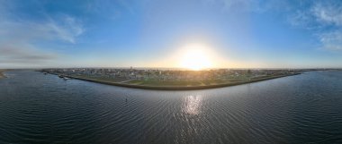 Palheiros denen kırmızı, mavi ve yeşil çizgili renkli çizgili evler. Costa Nova do Prado, Atlantik kıyısında Aveiro yakınlarında bir sahil köyü..