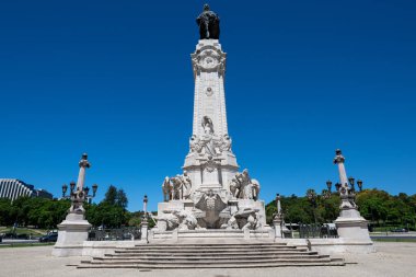 Lizbon, Portekiz - 19 Ağustos 2024: Portekiz 'in Lisboa kentindeki Marques do Pombal Meydanı' nda Marques do Pombal heykeli