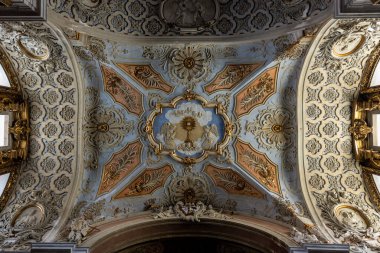 Lizbon, Portekiz - 20 Ağustos 2024: Saint Catherine Kilisesi Tavanı, Lizbon 'daki en güzel 17. yüzyıl barok tarzı..