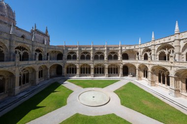 Jeronimos Manastırı, Lizbon, Portekiz. Belem Bölgesi 'ndeki Tagus nehrinin yanında Aziz Jerome Tarikatı' nın eski bir manastırıdır..