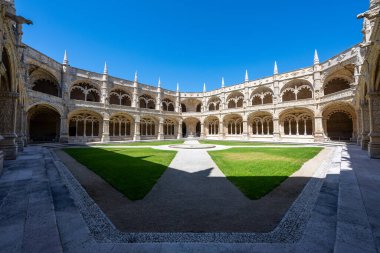 Jeronimos Manastırı, Lizbon, Portekiz. Belem Bölgesi 'ndeki Tagus nehrinin yanında Aziz Jerome Tarikatı' nın eski bir manastırıdır..
