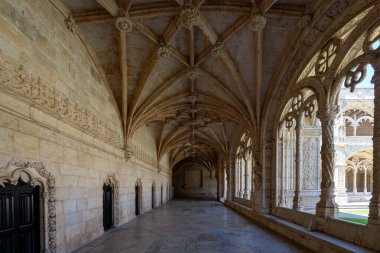 Jeronimos Manastırı, Lizbon, Portekiz. Belem Bölgesi 'ndeki Tagus nehrinin yanında Aziz Jerome Tarikatı' nın eski bir manastırıdır..