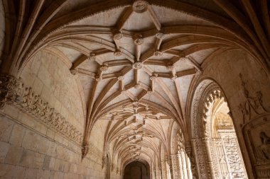 Lizbon, Portekiz - 21 Ağustos 2024: Jeronimos Manastırı, Lizbon, Portekiz. Belem Bölgesi 'ndeki Tagus nehrinin yanında Aziz Jerome Tarikatı' nın eski bir manastırıdır..