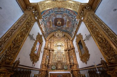 Faro, Portekiz - 24 Ağustos 2024: Portekiz, Avrupa 'da Faro' da Igreja do Carmo Carmo Carmelite kilisesinin karmaşık altın iç mimarisi. Igreja da Ordem Terceira de Nossa Senhora do Monte do Carmo