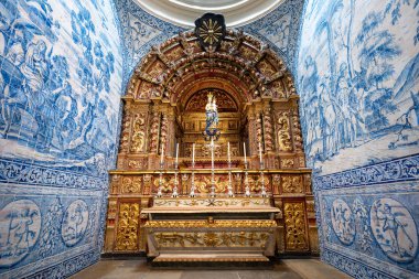 Faro, Portekiz - 24 Ağustos 2024: Faro Katedrali 'nin içi, Faro Katedrali, Portekiz Algarve. Duvarları Azulejos fayanslarıyla süslenmiş..