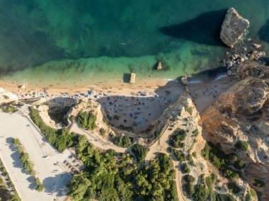 Praia da Marinha, Portekiz, Algarve 'deki güzel sahil Marinha. Donanma Plajı (Praia da Marinha, Algarve 'deki Lagoa Belediyesinin Atlantik kıyısında yer alır..