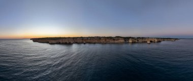 Praia da Marinha, Portekiz, Algarve 'deki güzel sahil Marinha. Donanma Plajı (Praia da Marinha, Algarve 'deki Lagoa Belediyesinin Atlantik kıyısında yer alır..