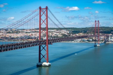 Lizbon şehir Lizbon Tejo Nehri'nin sol yakasında Almada Belediyesi bağlanan bir köprü 25 de Abril köprüdür