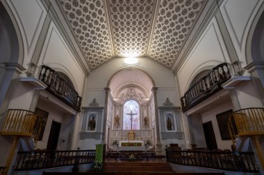 Lagos, Portekiz - 25 Ağustos 2024: Igreja de Santa Maria de Lagos, çarmıha gerilme ve boyalı cam pencerenin etrafındaki ve üzerindeki güzel kemer ve mimarinin yakın çekimi.