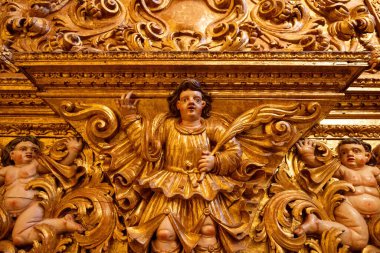 Lagos, Portekiz - 25 Ağustos 2024: St. Anthony Kilisesi 'nin güzel iç mimarisi, Lagos' ta Igreja de Santo Antonio, Portekiz 'de Algarve