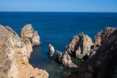 Portekiz, Algarve 'deki Lagos yakınlarında Ponta da Piedade. Portekiz 'in Algarve bölgesindeki Ponta da Piedade' de kayalar var. Ponta da Piedade, Algarve bölgesi, Portekiz.