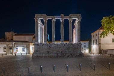 Roma Evora Tapınağı (Templo Romano de Evora), Portekiz 'in Evora şehrinde geceleri bulunan antik bir tapınaktır..