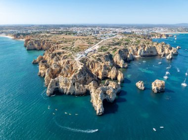 Portekiz, Algarve 'deki Lagos yakınlarında Ponta da Piedade. Portekiz 'in Algarve bölgesindeki Ponta da Piedade' de kayalar var. Ponta da Piedade, Algarve bölgesi, Portekiz.