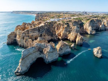 Portekiz, Algarve 'deki Lagos yakınlarında Ponta da Piedade. Portekiz 'in Algarve bölgesindeki Ponta da Piedade' de kayalar var. Ponta da Piedade, Algarve bölgesi, Portekiz.