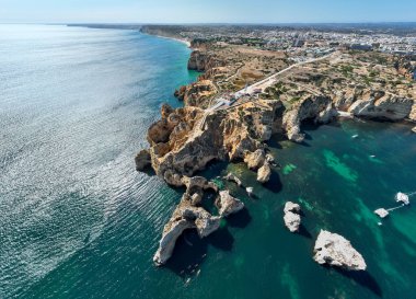 Portekiz, Algarve 'deki Lagos yakınlarında Ponta da Piedade. Portekiz 'in Algarve bölgesindeki Ponta da Piedade' de kayalar var. Ponta da Piedade, Algarve bölgesi, Portekiz.