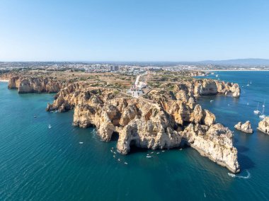 Portekiz, Algarve 'deki Lagos yakınlarında Ponta da Piedade. Portekiz 'in Algarve bölgesindeki Ponta da Piedade' de kayalar var. Ponta da Piedade, Algarve bölgesi, Portekiz.