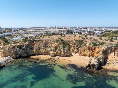 Praia de Dona Ana Sahili Praia do Pinhao Sahili ve Baia dos Segredos Sahili 'nin kuzeyindeki Lagos, Algarve, Portekiz.