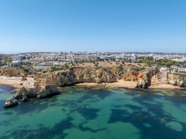 Praia de Dona Ana Sahili Praia do Pinhao Sahili ve Baia dos Segredos Sahili 'nin kuzeyindeki Lagos, Algarve, Portekiz.
