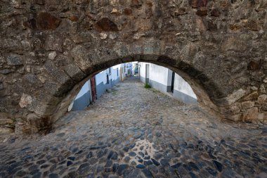 Agua de Prata Aqueduct, Evora, Portekiz 'deki Gümüş Su Aqueduct. Kemerleri 9 kilometre uzunluğunda, bu su kemeri 1531-1537 'de Kral III. Joao tarafından şehre su sağlamak için inşa edilmiştir..