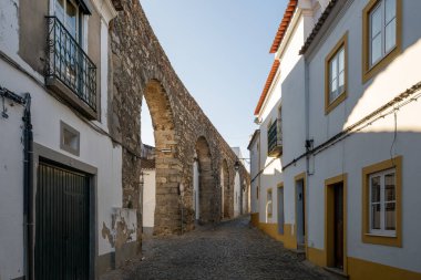 Agua de Prata Aqueduct, Evora, Portekiz 'deki Gümüş Su Aqueduct. Kemerleri 9 kilometre uzunluğunda, bu su kemeri 1531-1537 'de Kral III. Joao tarafından şehre su sağlamak için inşa edilmiştir..