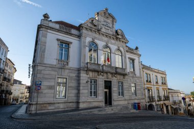 Evora, Portekiz - 26 Ağustos 2024: Portekiz Merkez Bankası 'nın klasik mimarisi Evora, Portekiz.