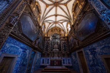 Evora, Portekiz - 26 Ağustos 2024: Portekiz 'in Alentejo kentindeki Evora şehrindeki St. Francis Kilisesi veya Igreja de Sao Francisco.