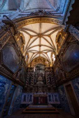 Evora, Portekiz - 26 Ağustos 2024: Portekiz 'in Alentejo kentindeki Evora şehrindeki St. Francis Kilisesi veya Igreja de Sao Francisco.