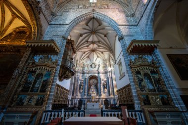 Evora, Portekiz - 26 Ağustos 2024: Portekiz 'in Alentejo kentindeki Evora şehrindeki St. Francis Kilisesi veya Igreja de Sao Francisco.