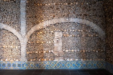 Evora, Portekiz - 26 Ağustos 2024: Portekiz 'in Alentejo kentindeki Evora şehrindeki Igreja de Sao Francisco kilisesinde insan kemikleriyle ünlü Capela dos Ossos.
